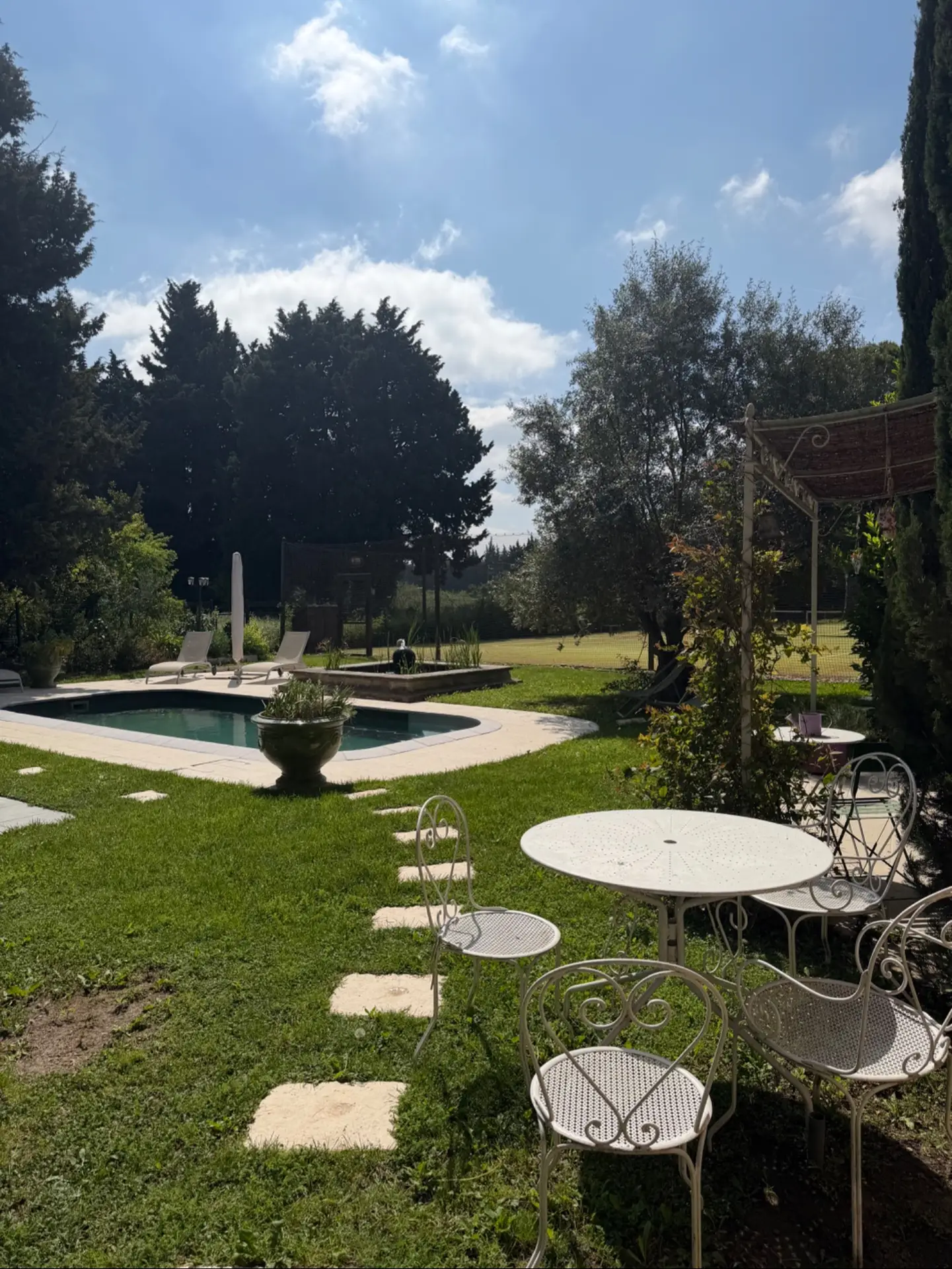 Piscine et jardin provençal du Mas de la Sacristière à Jonquerettes (Vaucluse) au soleil